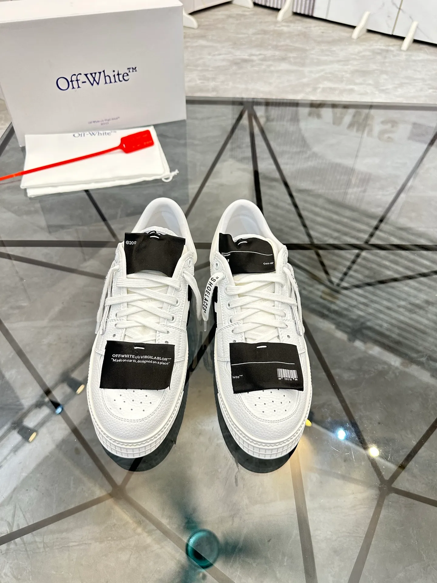 Selling men's shoes 💰: 💰P500¥ High-end top quality Product trademark: OFF WHITE *"OFF WHITE*" low-top casual shoes Regular size: 35-45 (can be customized to 46) Couple style Product materials: Upper imported first-layer cowhide stitched with original fabric, genuine leather lining, original outsole. No.: H203